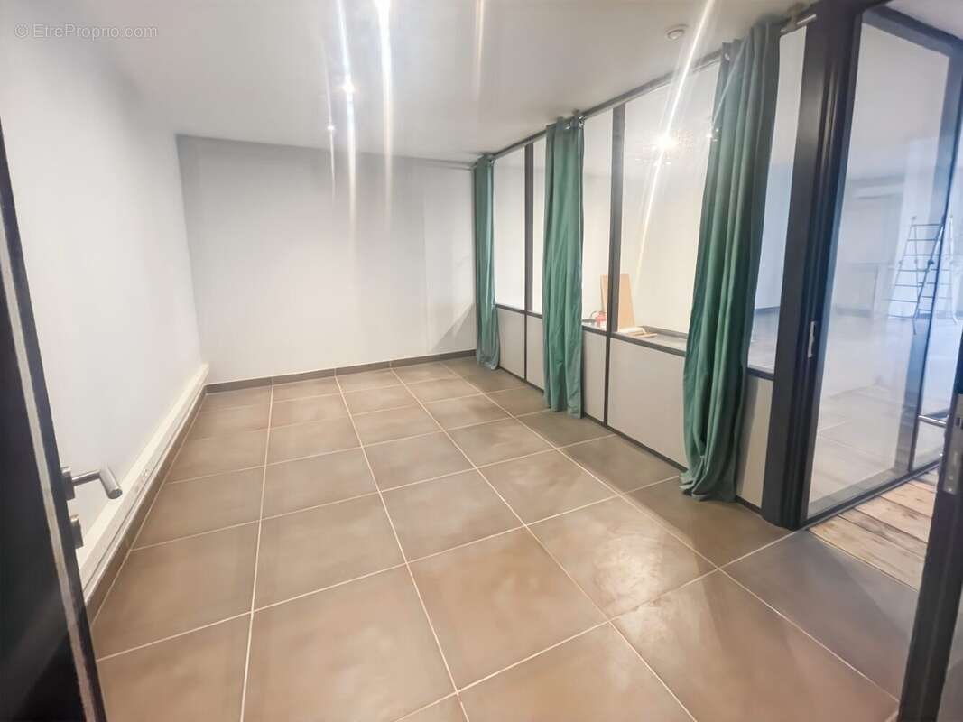 Commerce à GREZIEU-LA-VARENNE