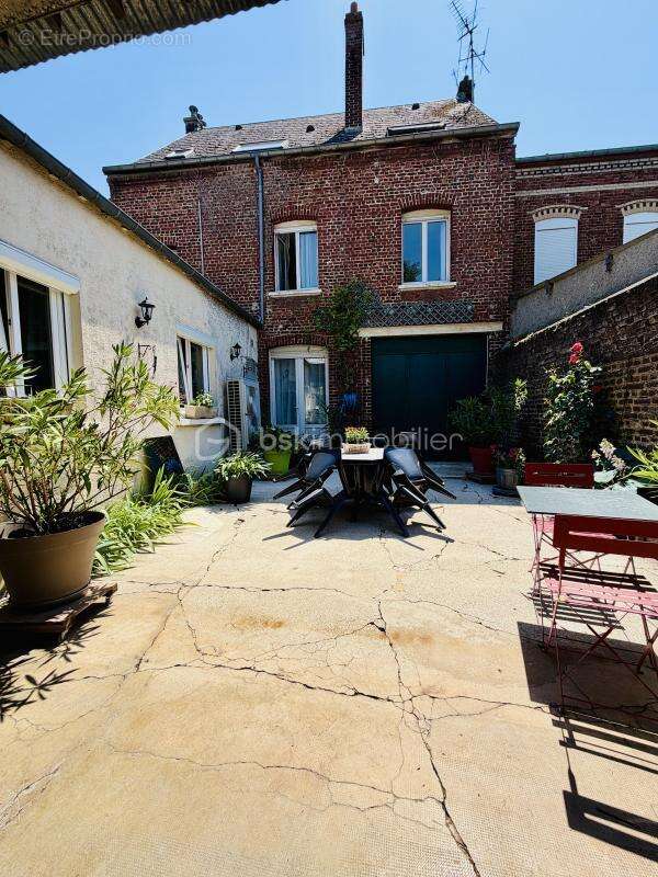 ALBERT – Rue Hoche – Maison familiale de 212 m², 8 chambres, garage, cour sur l’Ancre et vue sur la Basilique - photo 14