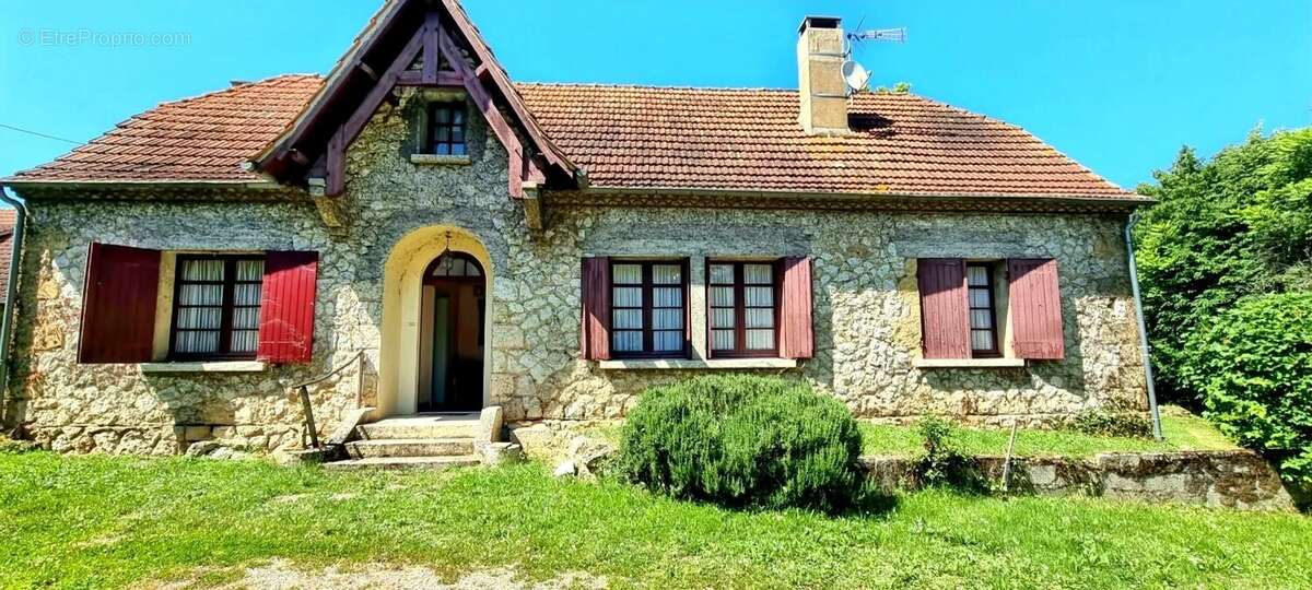 PROPRIETE AUTHENTIQUE   composée d' une maison familiale  et  de dépendances sur 10 HA . * - photo 2