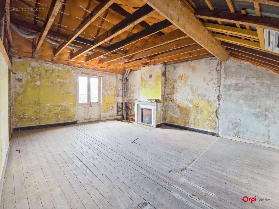  Maison de ville de 4 pièces – Fort potentiel, cour et dépendance  Idéalement située au cœur d'une commune dynamique, découvrez  - photo 12