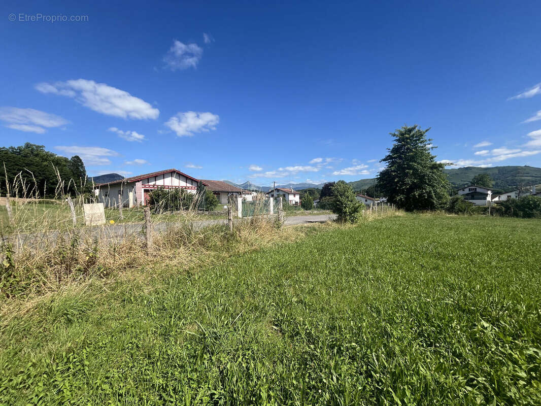 Terrain 1758 m² à Saint-Jean-Le-Vieux  - photo 3