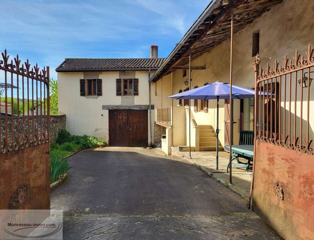 Maison à AZE