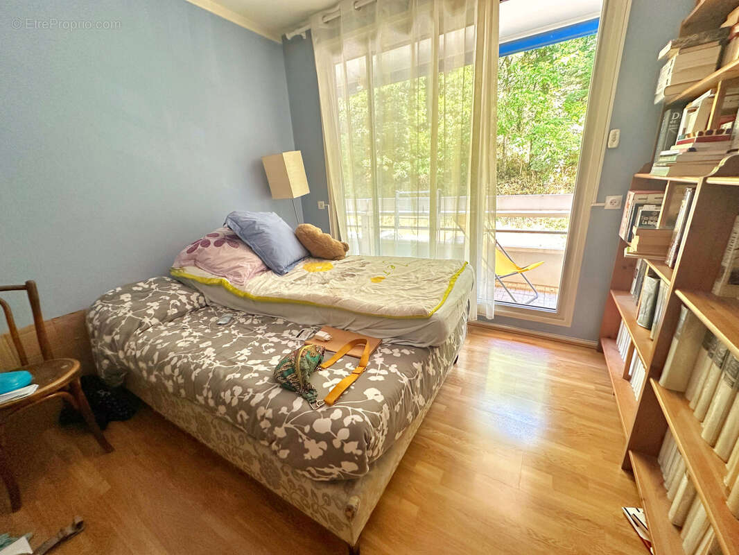 LEONE IMMOBILIER vous propose ce spacieux appartement T3 de 78 m2 avec balcon à Sainte-Foy-lès-Lyon. - photo 5