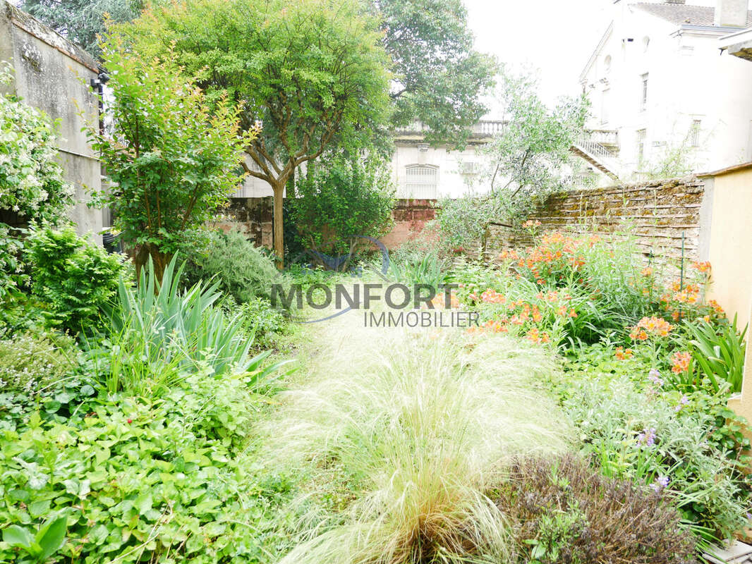 Maison de ville en pierre rénovée   5 chambres (ou 4 + bureau), jardin avec cuisine d’été   157 m2 - photo 8