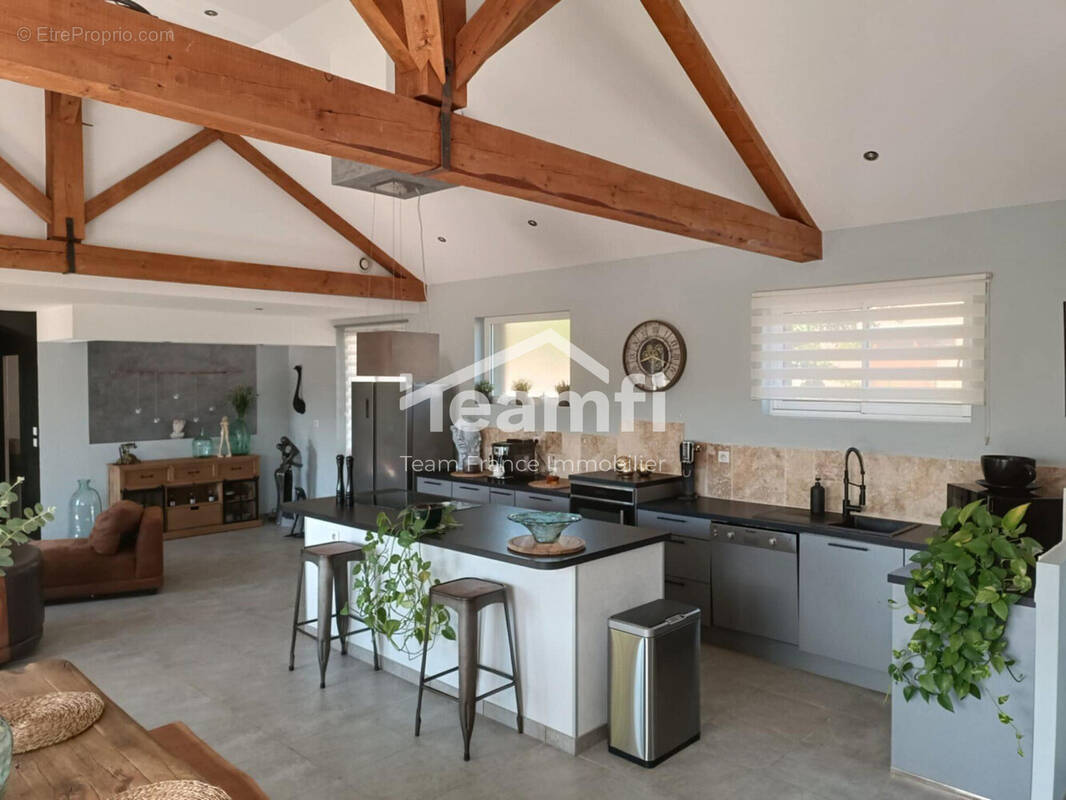Maison 240 m² à Saint-Just-En-Chevalet  - photo 4