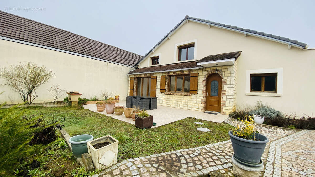 Maison à LA VILLE-DU-BOIS