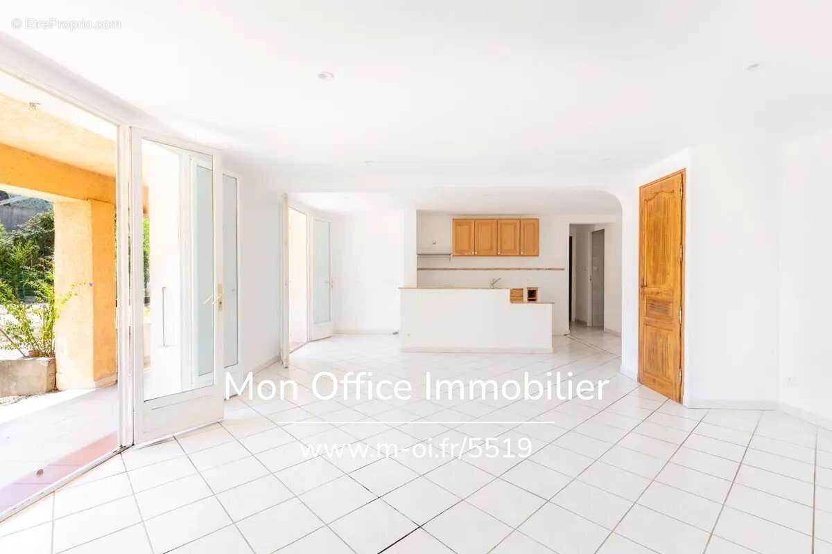 Référence : 5519-MCO - Exclusivité appartement 3 pièces en Rez de jardin +2 places de parking privatives  à La Ciotat (13600) av - photo 3