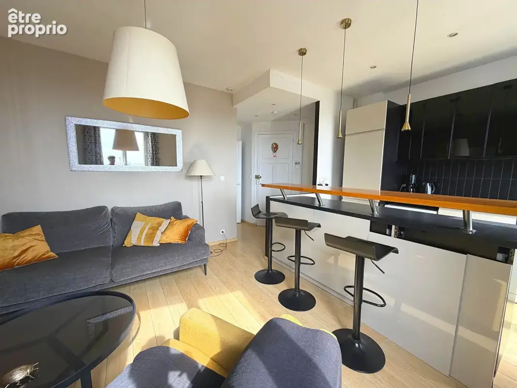 T2 en dernier etage - rue de nantes ! - photo 3