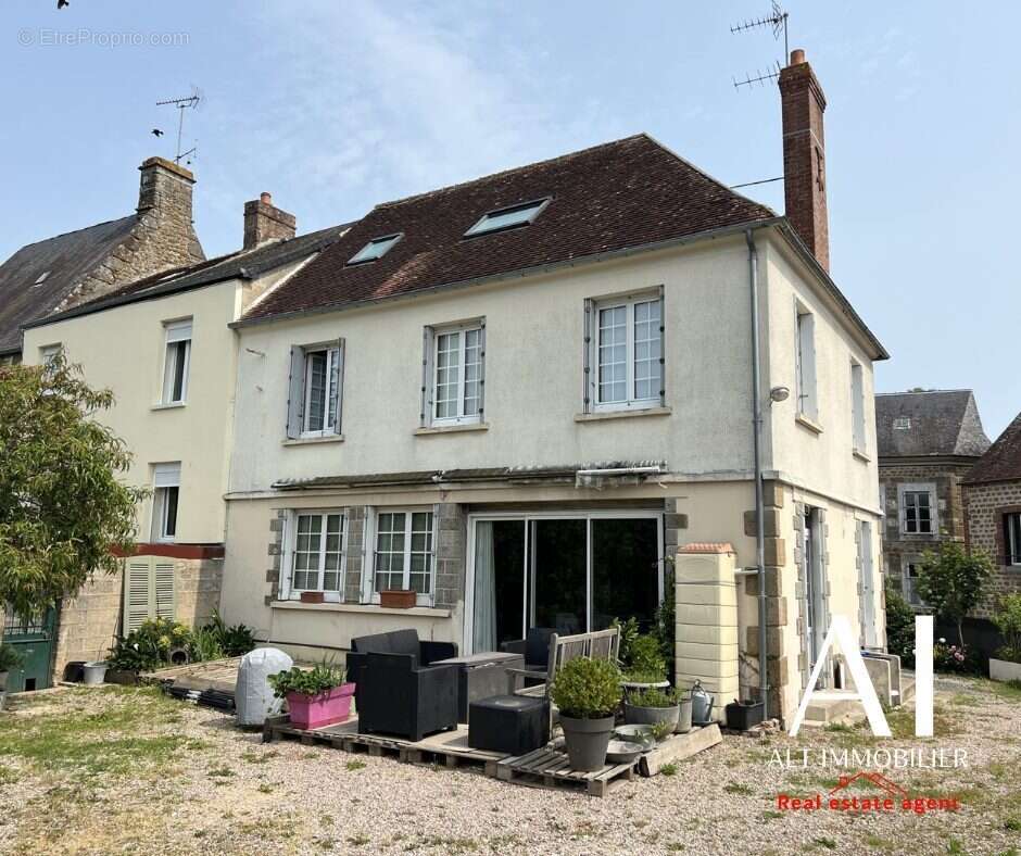 Maison à LA LANDE-DE-LOUGE