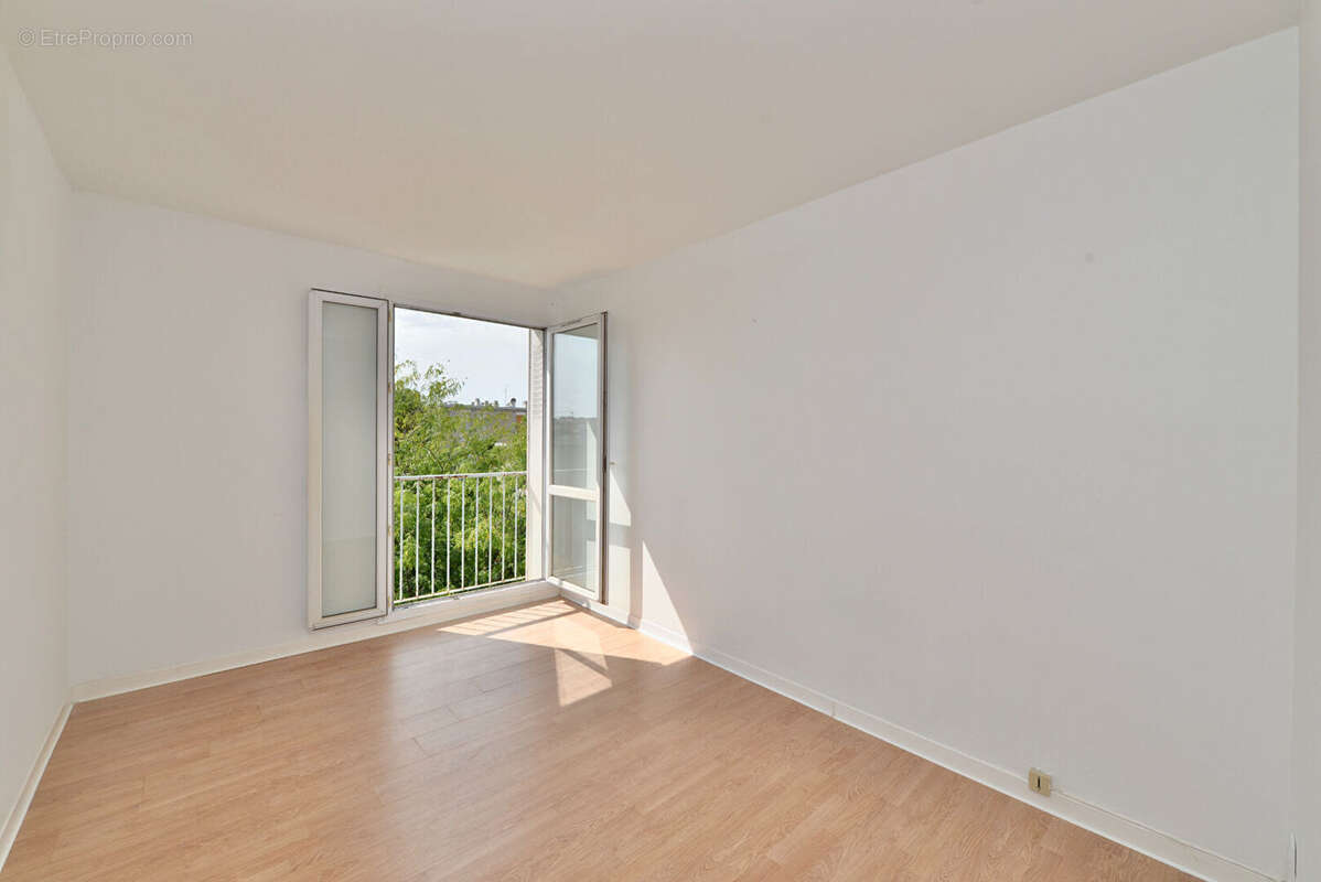 Appartement 3 pièces de 73 m²  - Balcon, parking et cave - Amouroux - photo 7