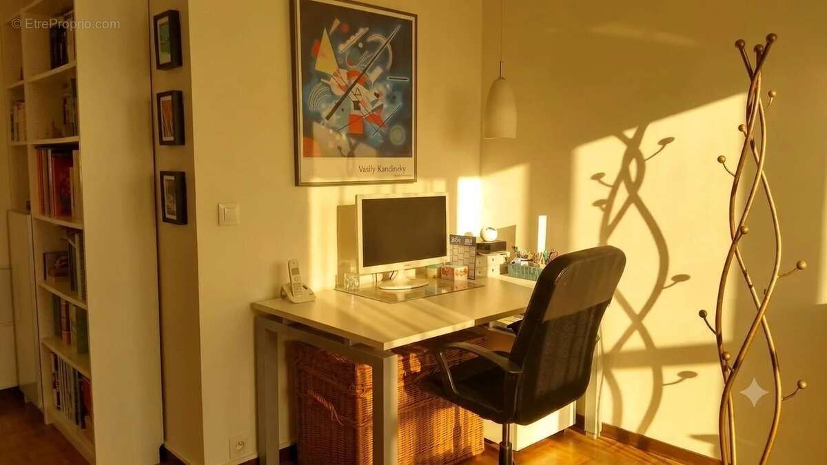 T3/t4 traversant de 87 m²  allée des pins– vue panoramique mer et collines – grand balcon – cave - photo 6