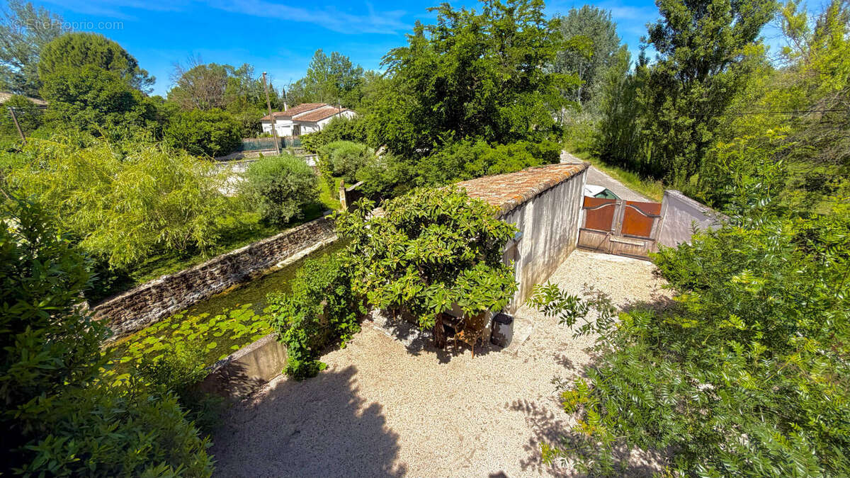 Maison à ENTRAIGUES-SUR-LA-SORGUE