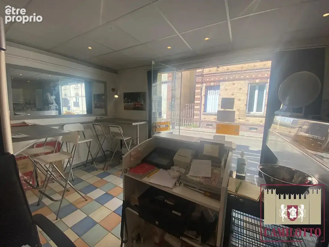 Local commercial Nogent Le Roi 21 m² - photo 2