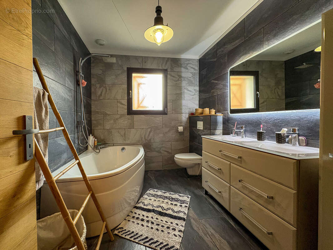 Maison à LES MARTRES-D'ARTIERE