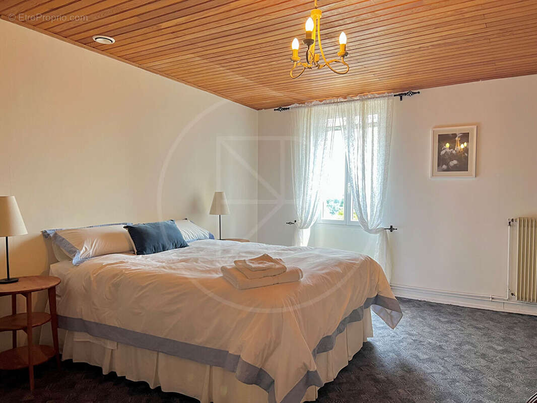 Grande maison en pierre avec piscine et vue dégagée - photo 13