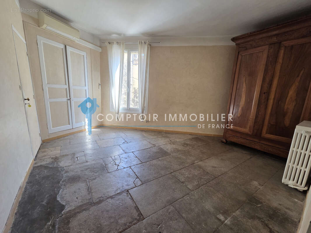VAUVERT . Appartement proche centre ville 123 m2 3 chambres. - photo 4