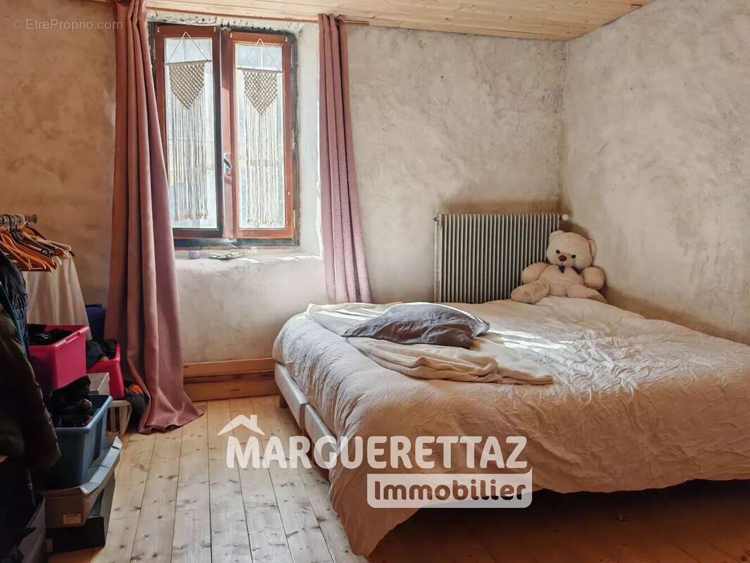 Maison à LA RIVIERE-ENVERSE