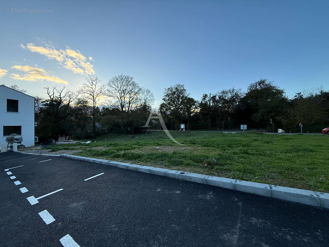 Terrain à SAINT-MAIXENT-SUR-VIE
