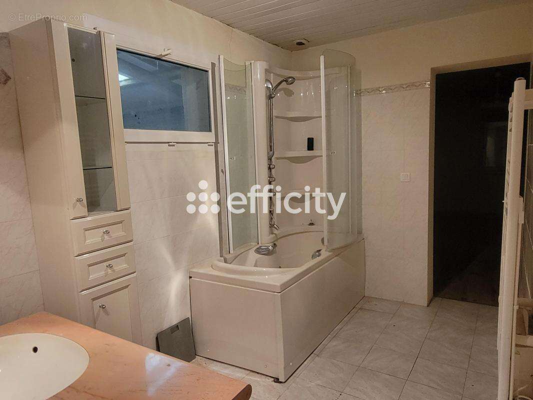 Commerce à SAINT-JUST-DE-CLAIX