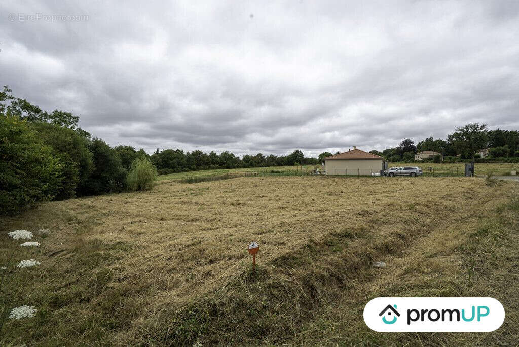 Terrain à SAINT-VICTURNIEN