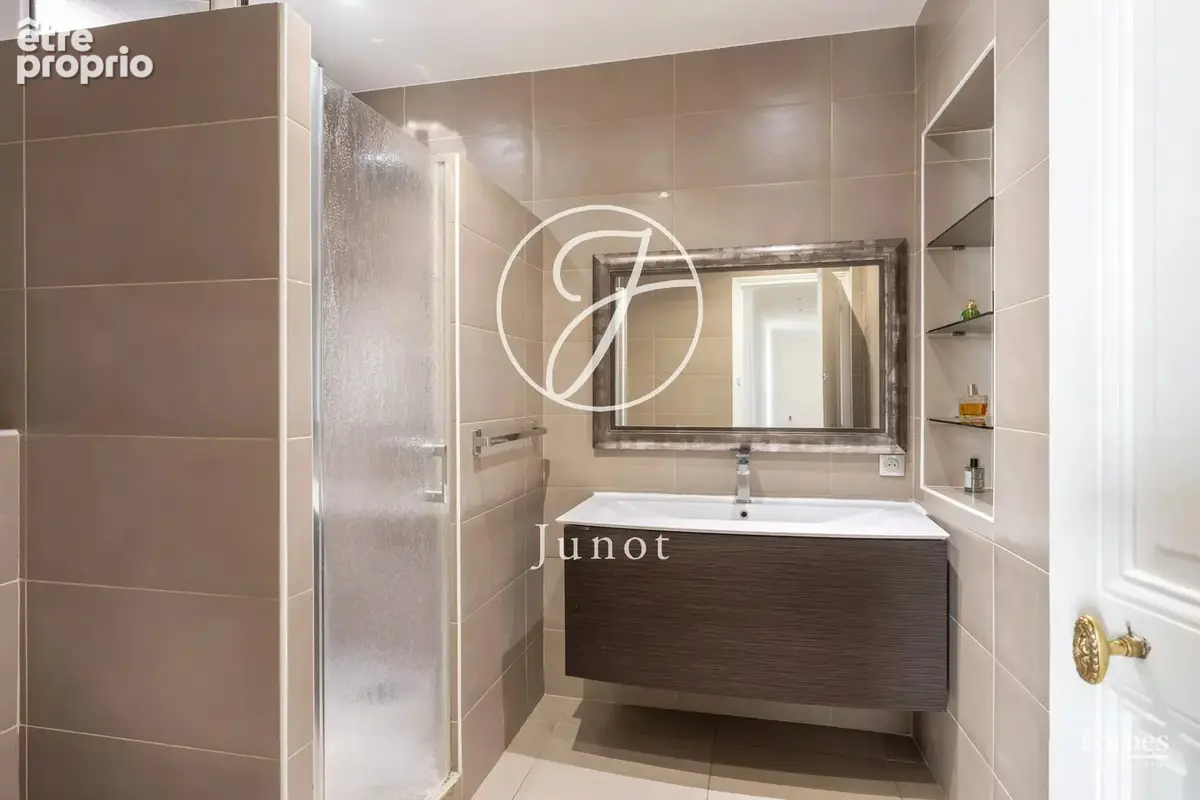 Paris 9e - PETITES ÉCURIES / FAUBOURG POISSONNIÈRE - Appartement - 5 pièces - 135,05m² Carrez- 3 chambres - Plein sud - photo 11