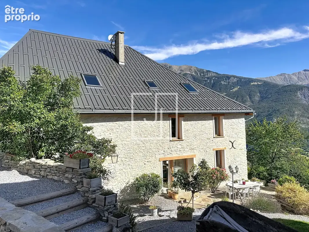 Ancien corps de ferme rénové avec dépendances et 3 400 m2 de terrain - photo 2