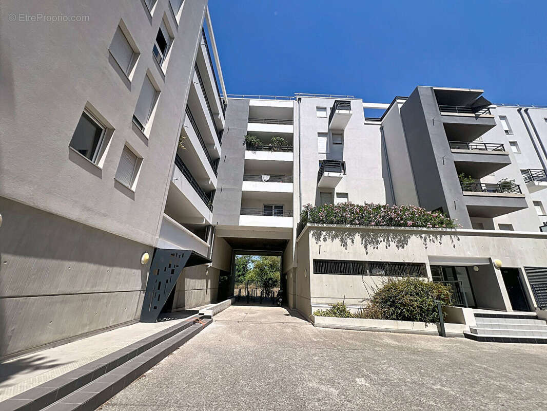 Dernier étage avec grande terrasse - Studio lumineux de 26,40 m² - Marseille 10e - photo 13