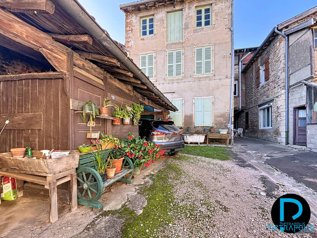 Appartement à BAGE-LE-CHATEL