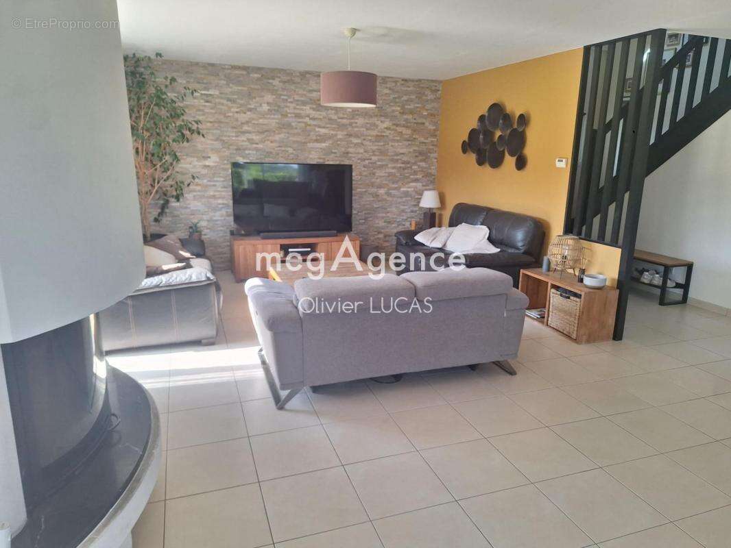 Maison à ILLEVILLE-SUR-MONTFORT