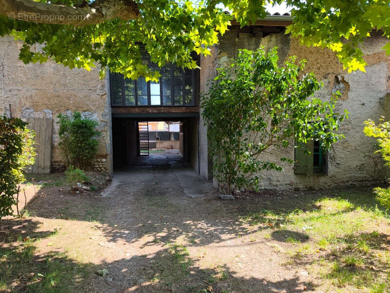 Maison 200 m2 avec des dépendances et son  terrain constructible - photo 2