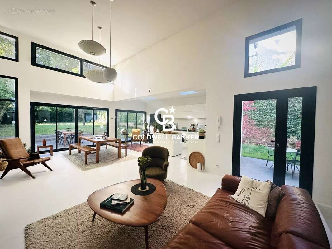 Maison à MARNES-LA-COQUETTE