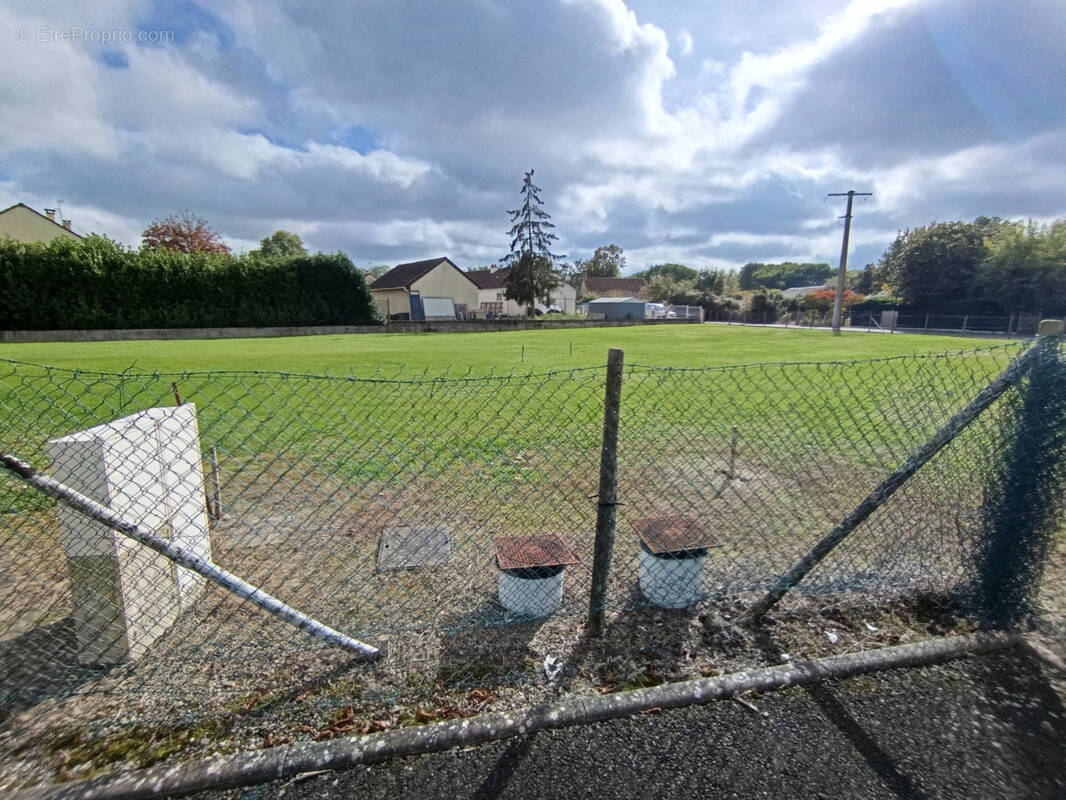 Terrain à MONCE-EN-BELIN
