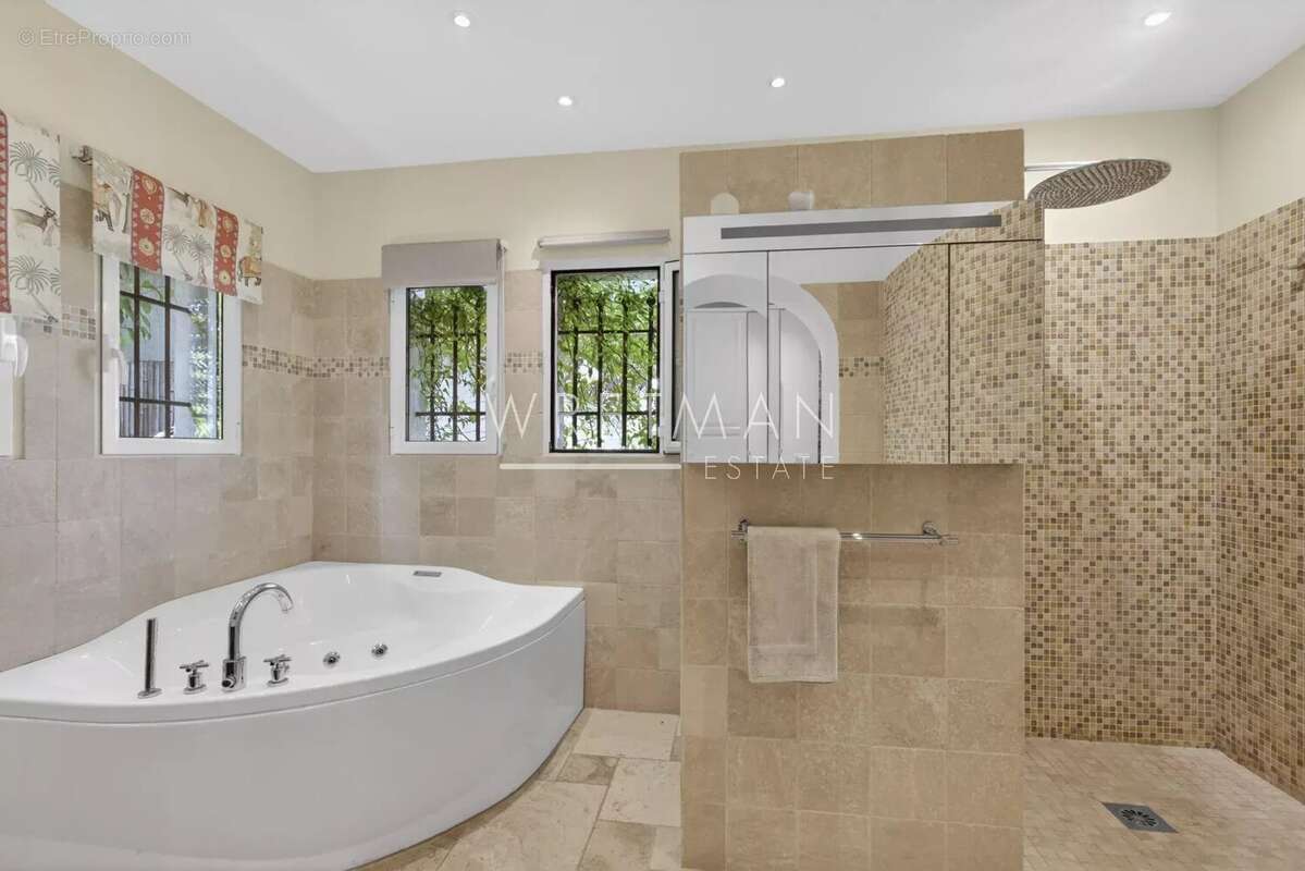 Maison à CHATEAUNEUF-GRASSE