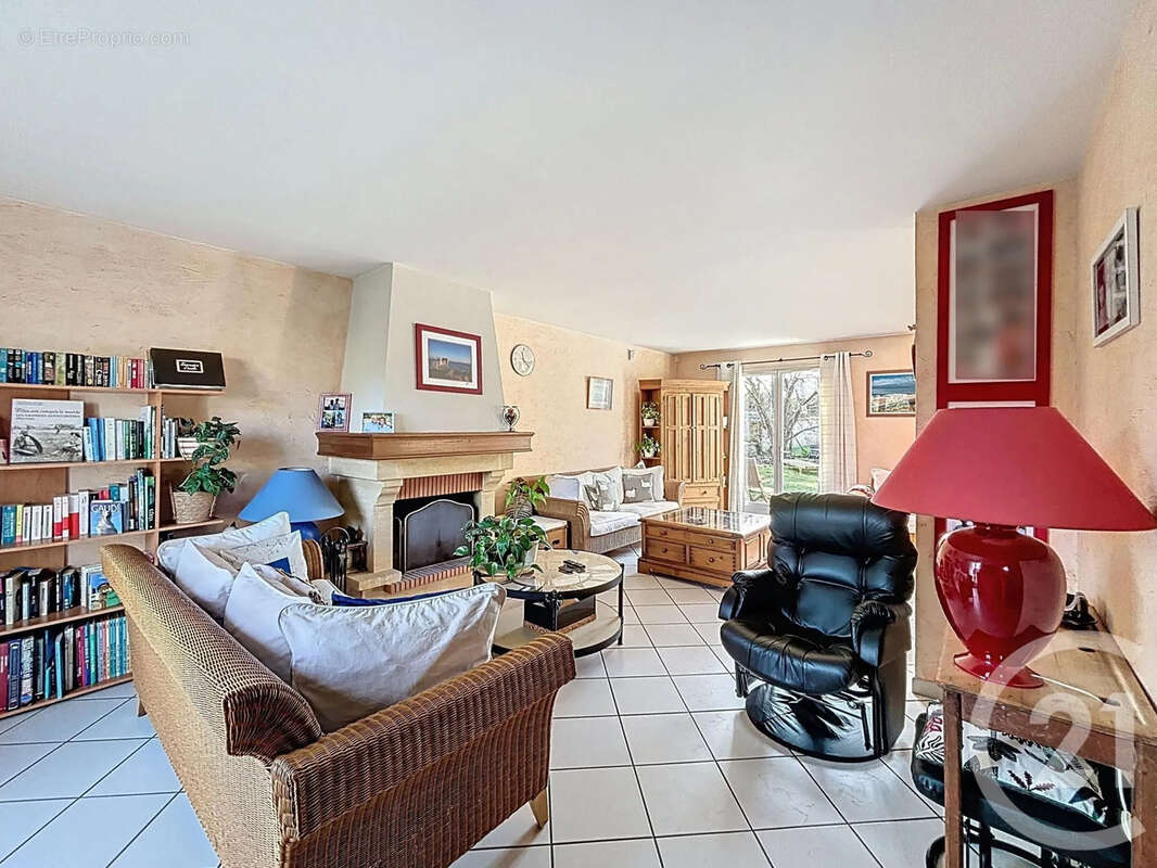 Maison à SAVIGNY-LE-TEMPLE