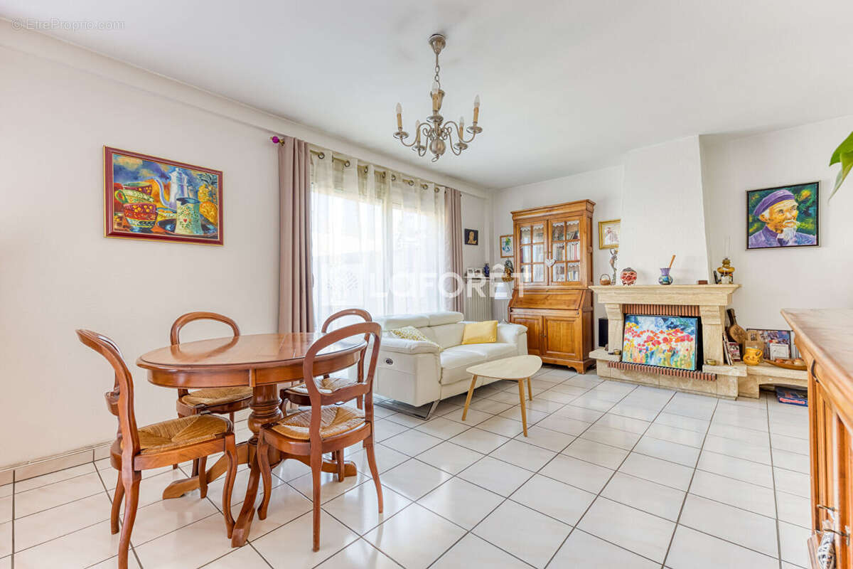 Appartement à EMERAINVILLE
