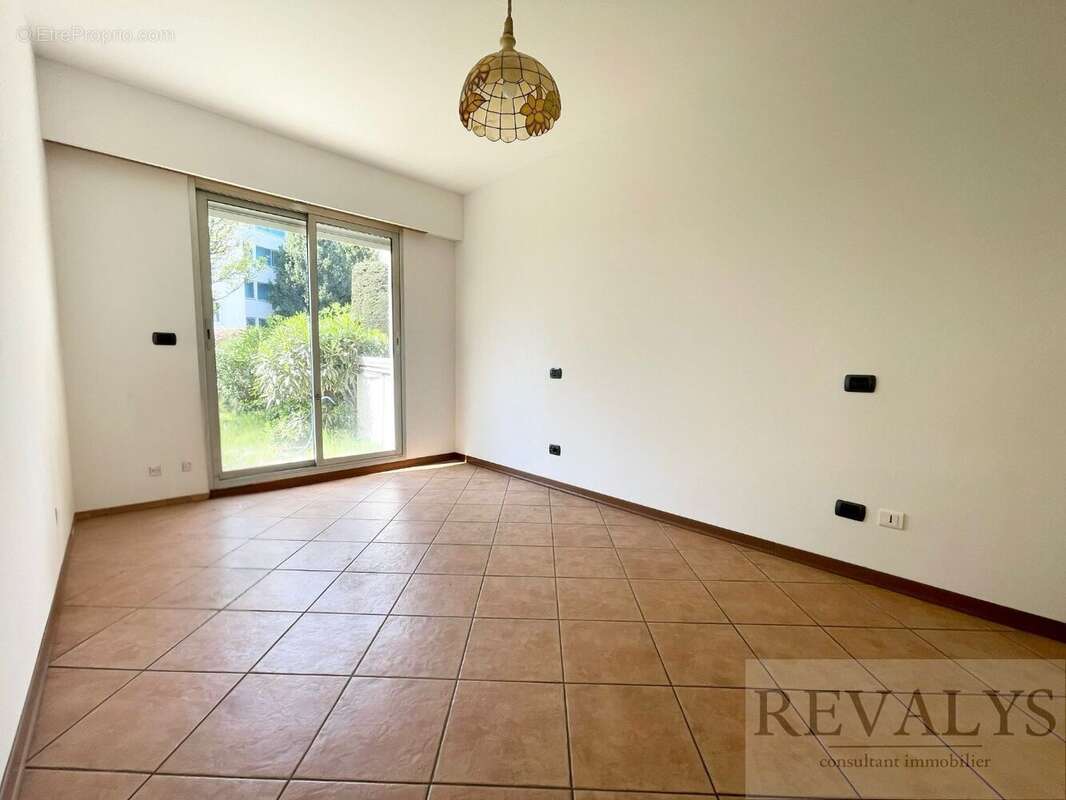 Appartement à SAINT-LAURENT-DU-VAR