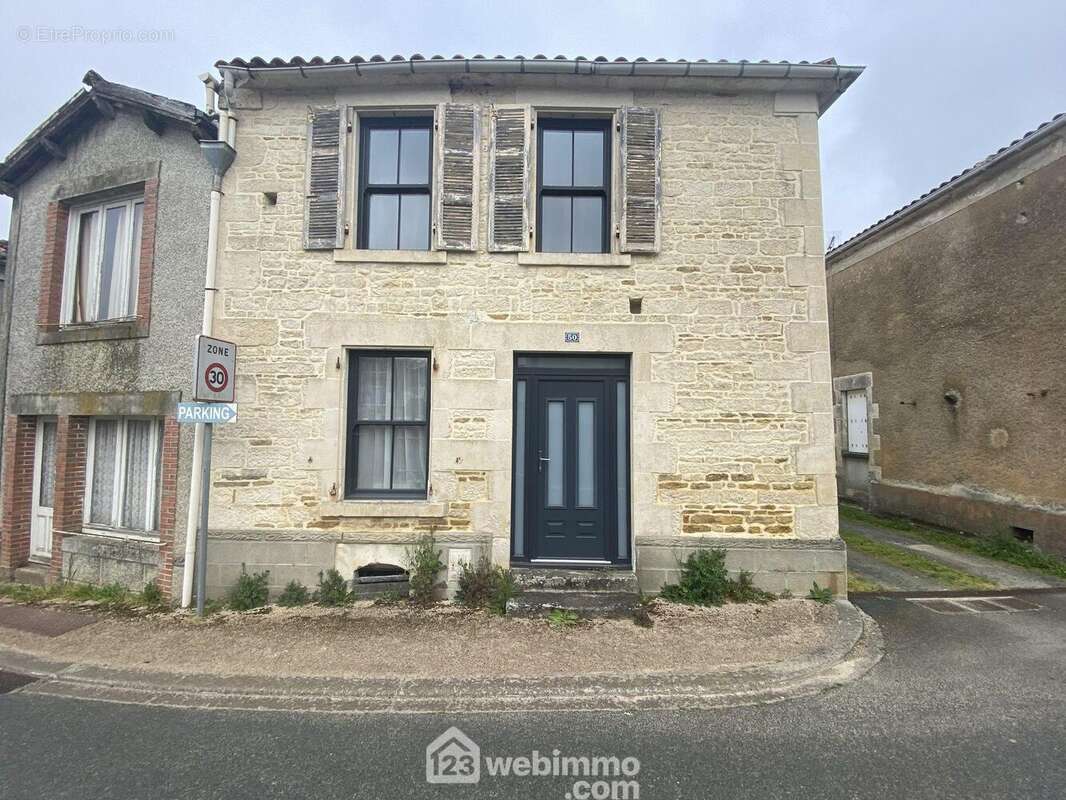 Maison de bourg mitoyenne - Maison à LA JAUDONNIERE
