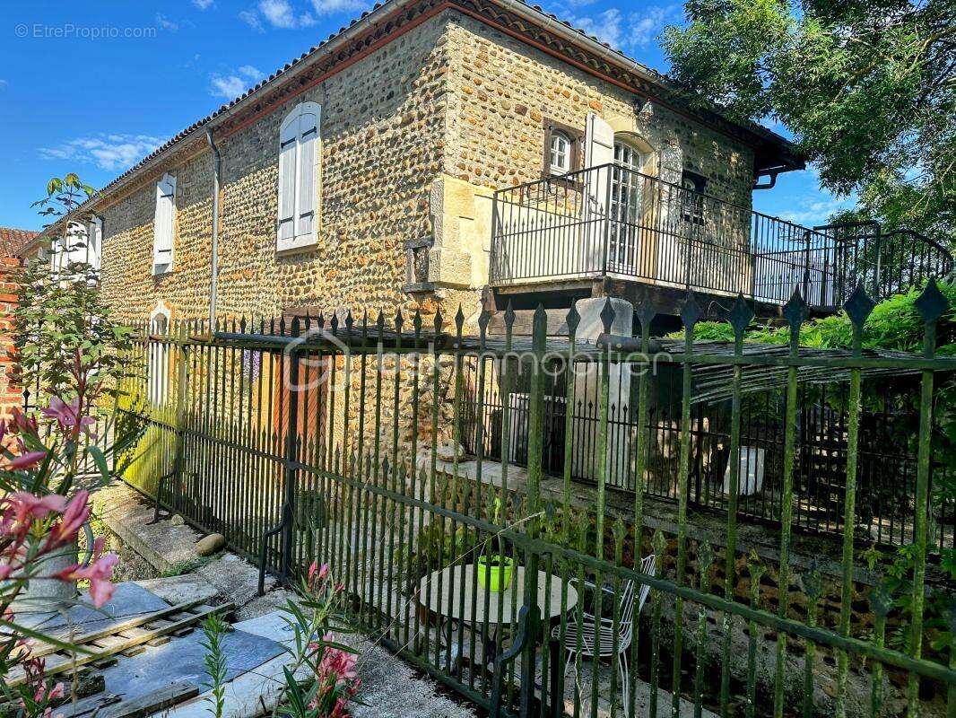 Maison à VILLECOMTAL-SUR-ARROS
