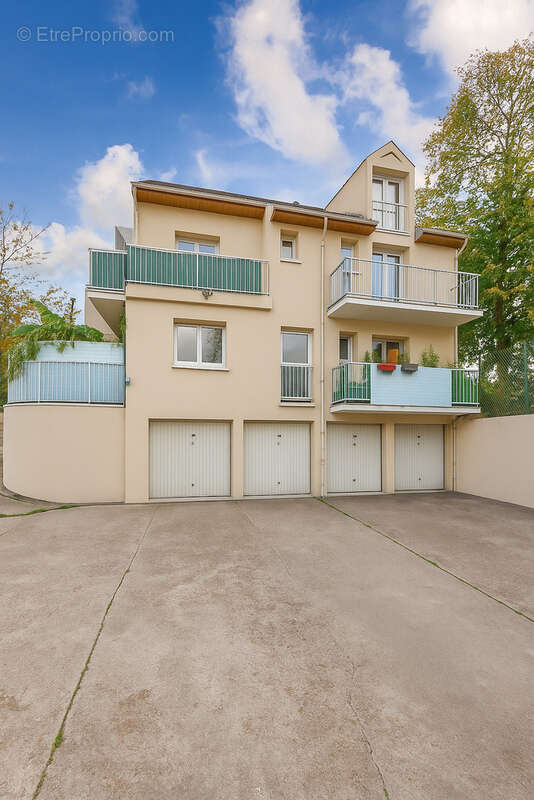 Appartement à FONTENAY-LE-FLEURY