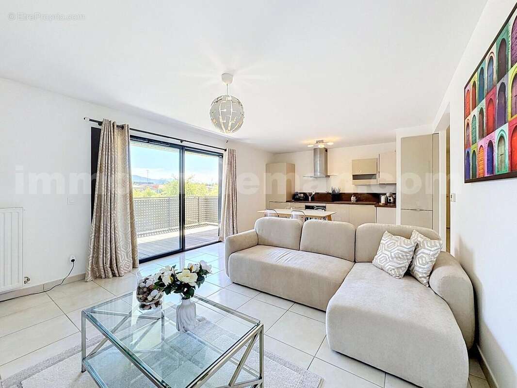 Appartement_veigy_foncenex_3_pièces_proche_commerce_bus_exterieur_proche_douane_suisse_geneve_salon_séjour_balcon_