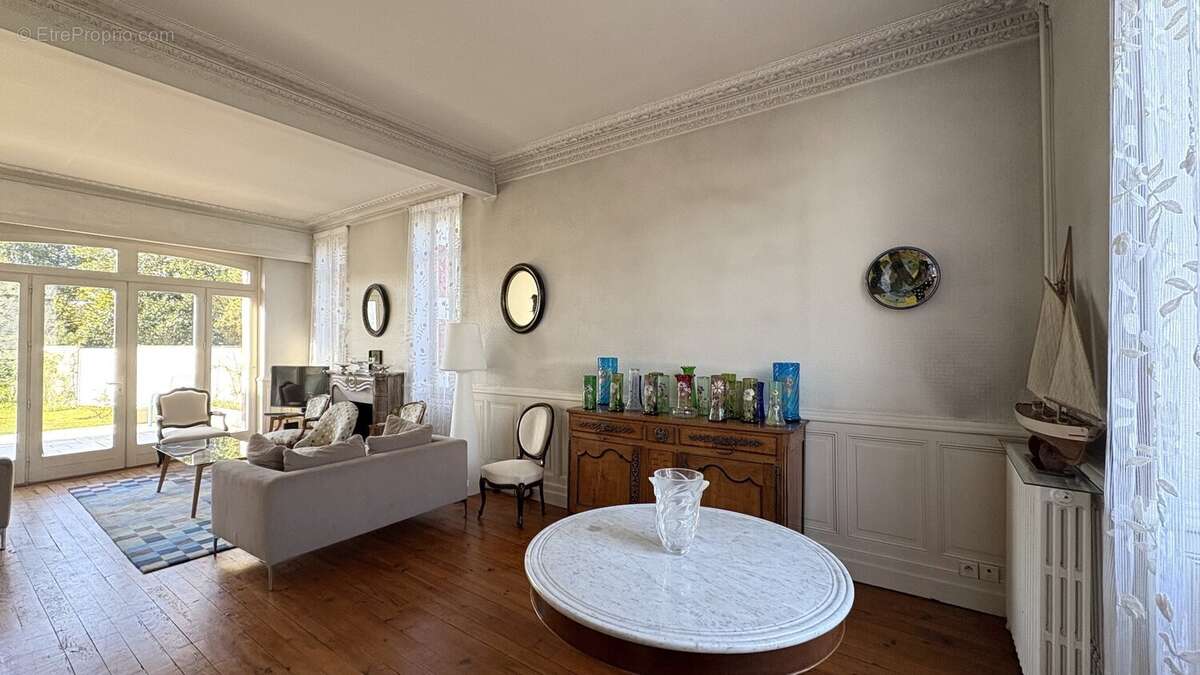 Maison de maitre de type t8 de 202 m2 avec piscine - photo 6