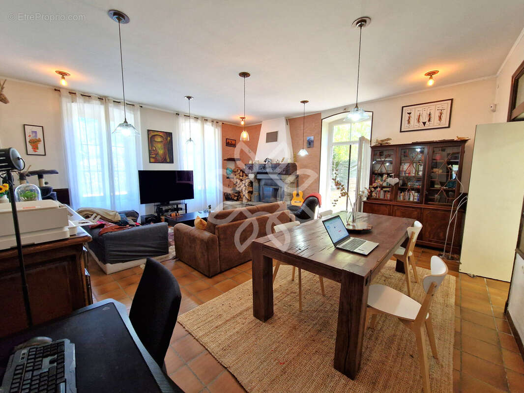Grande maison en pierre avec cuisine pro   Idéale projet restaurant ou chambres d’hôtes   Proche A75 - photo 3