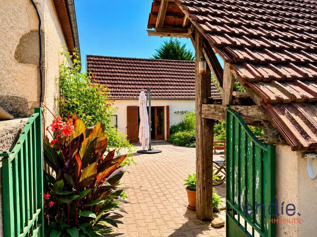 Propriété avec dépendances sur 7,5 hectares au charme authentique - photo 15