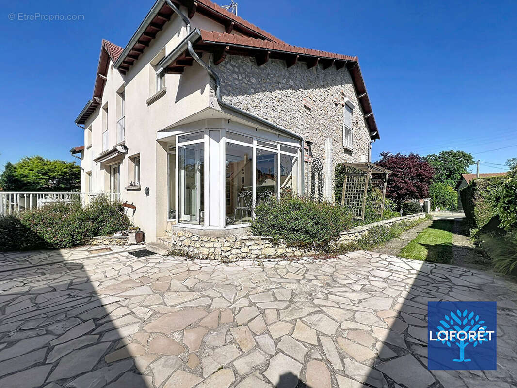 Maison à D'HUISON-LONGUEVILLE