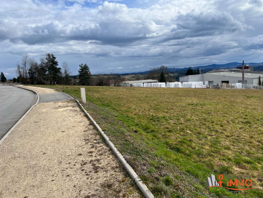 Terrain à LES VILLETTES