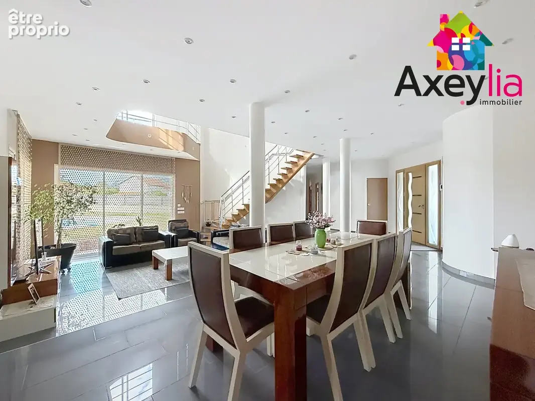 A vendre - riorges - maison contemporaine de 2011 avec cinq chambres, terrain et piscine - photo 9