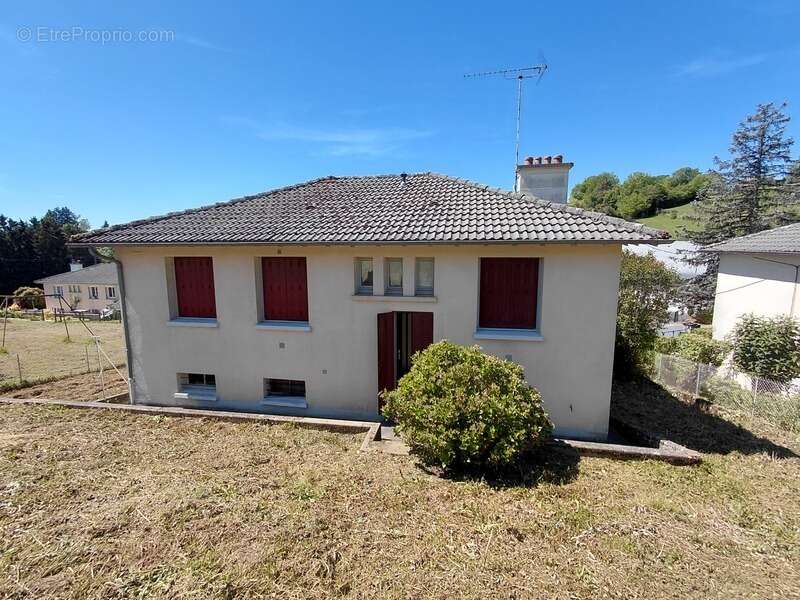 Maison familiale avec jardin et garage – Montsalvy (15120) - photo 3