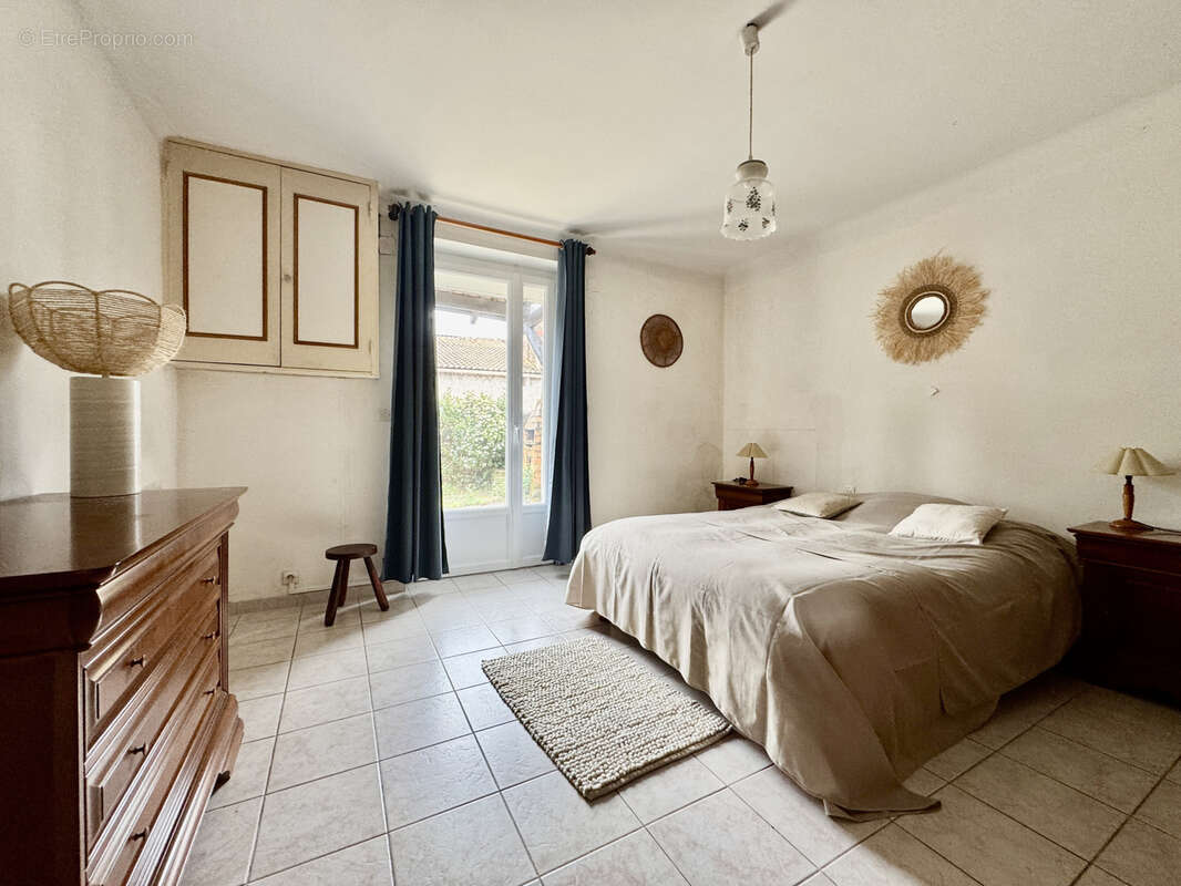 Maison à LAUDUN-L'ARDOISE