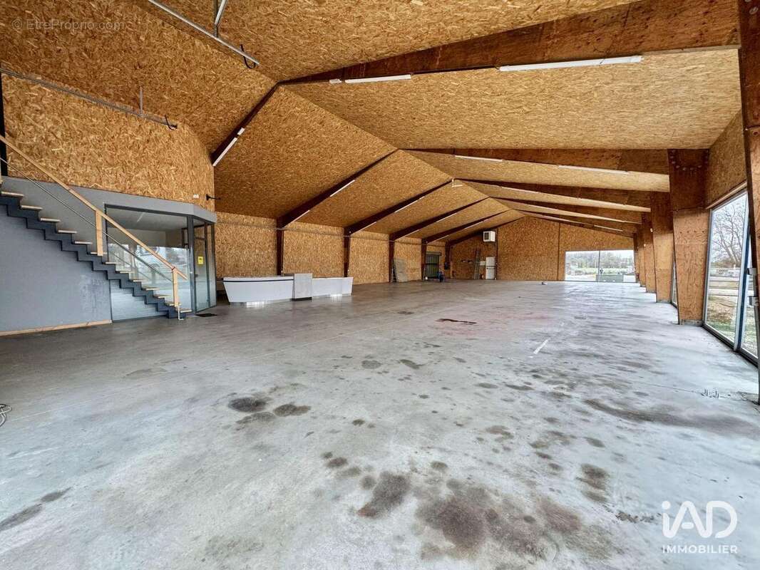 Photo 6 - Commerce à VERNANTES