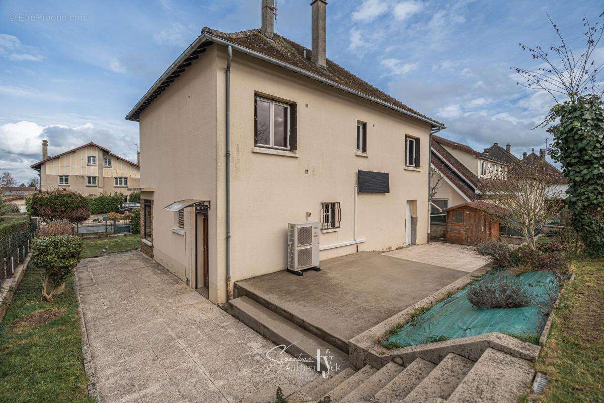 Maison à MAGNAC-BOURG